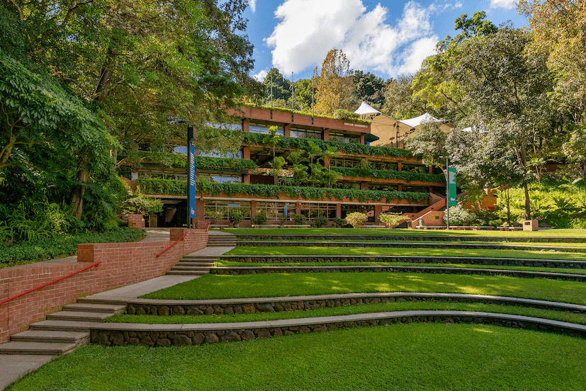 Edificio Académico y jardín